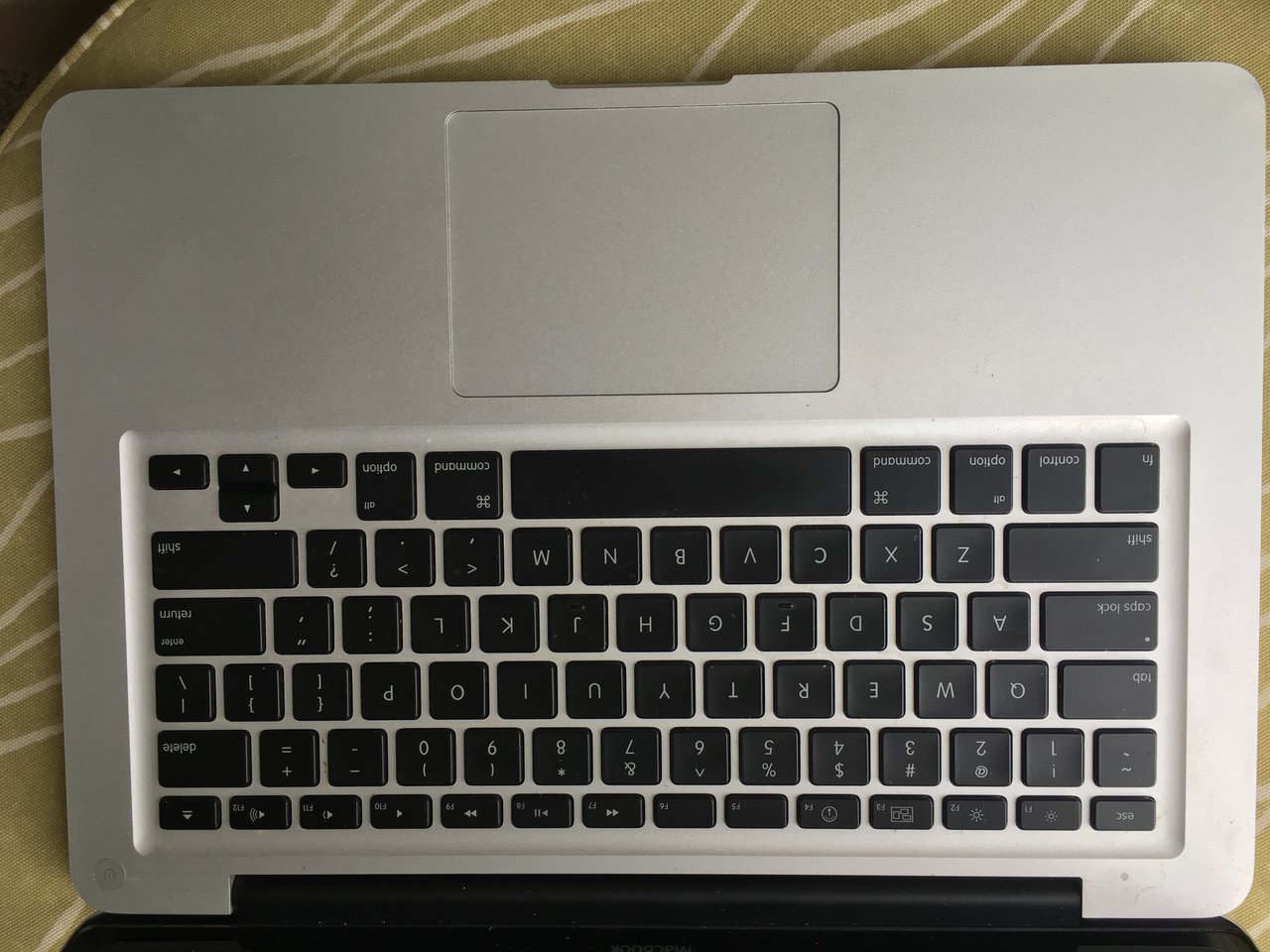 Apple MacBook 2008 (9).JPG