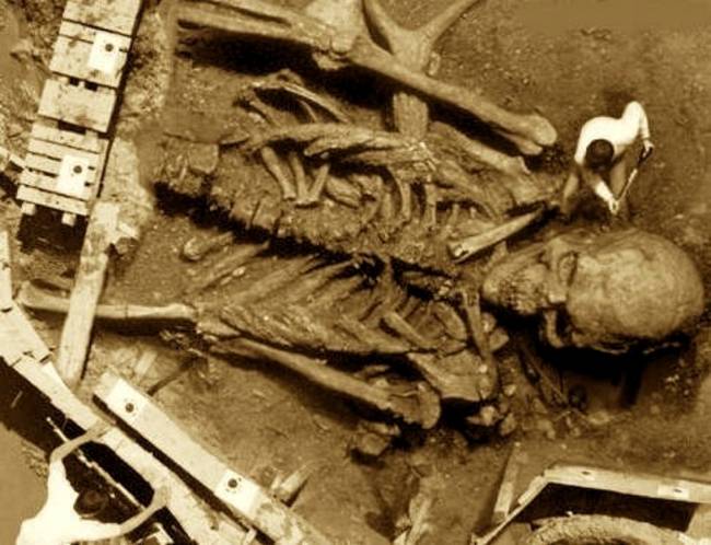 giant-skeleton-found-india-1930s.jpg
