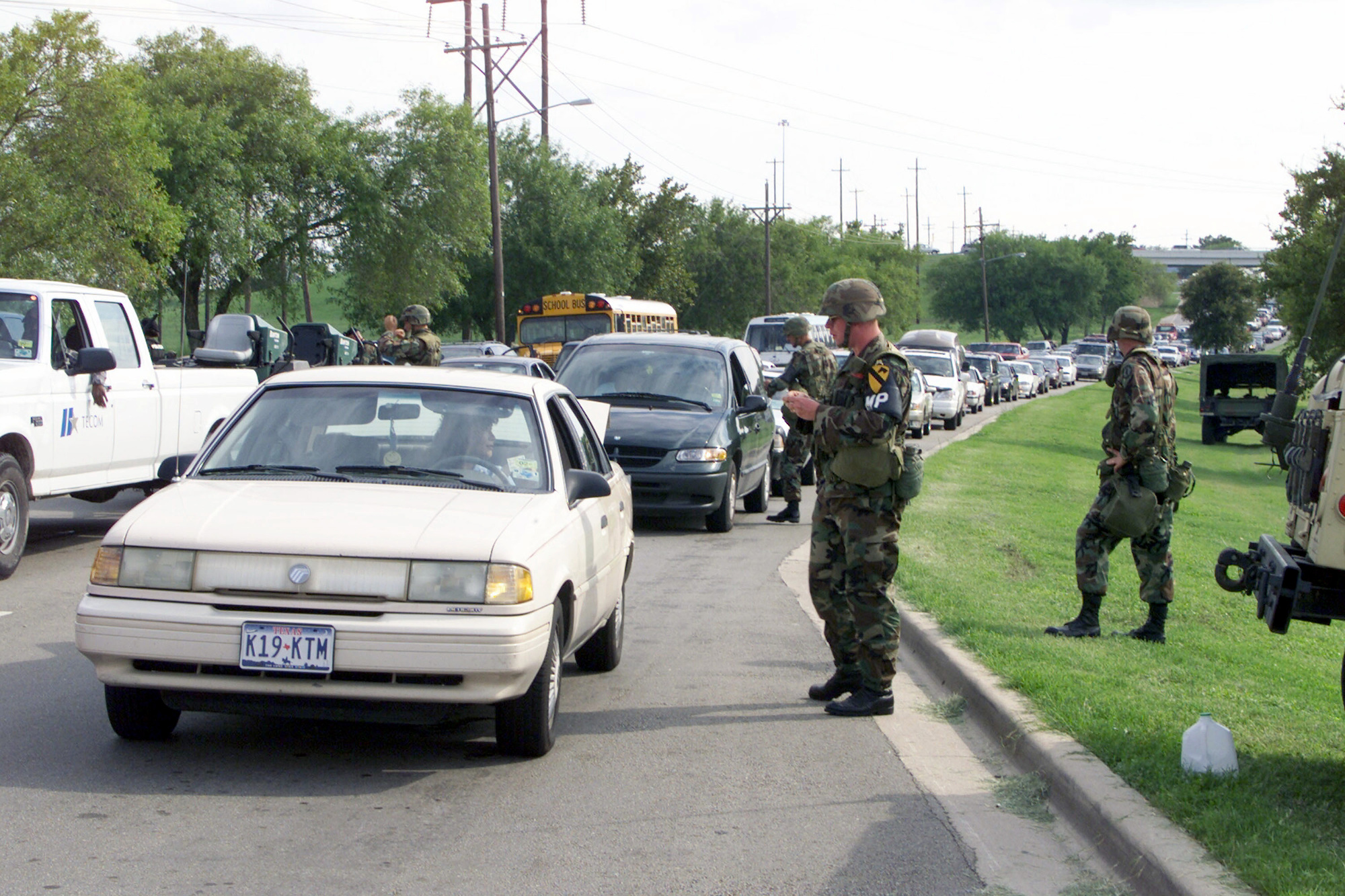 ry_Police%2C_search_vehicles_before_entering_the_main_gate_at_Fort_Hood%2C_TX_010911-A-LE352-003.jpg