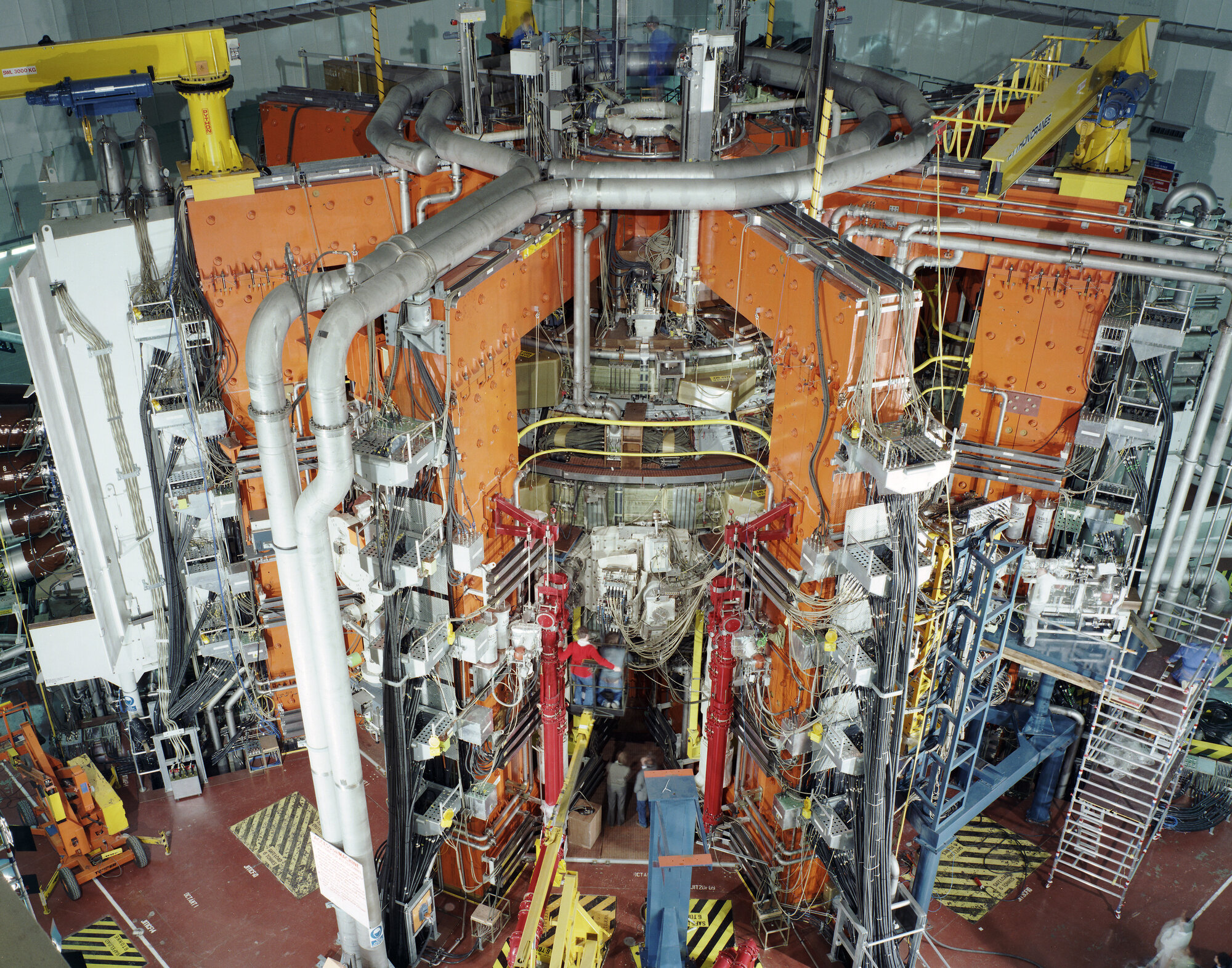The_JET_magnetic_fusion_experiment_in_1991.jpg